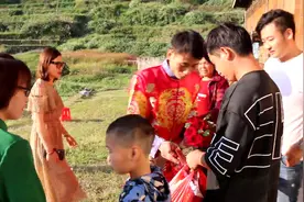 湖南农村结婚，新郎到新娘家后，见人就得发烟，而且要发2根！