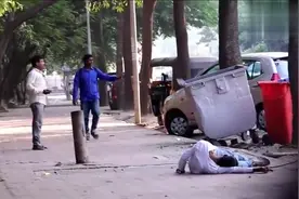 老外恶搞：小伙在大街上假装触电，这么玩迟早被打视频封面