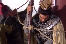 吕布手下反叛，把吕布给绑了，献城给曹操，三国第一猛将命不久矣视频封面