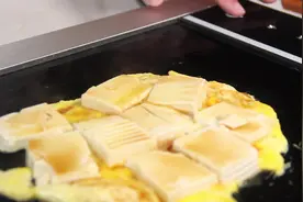 内酯豆腐家常做法，软嫩豆腐煎制的不糊不粘，搭配酱料入味美味 