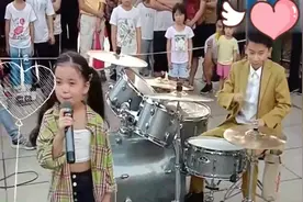 8岁小女孩演唱《李兰妈妈》，太有明星范了，网友-这孩子有前途