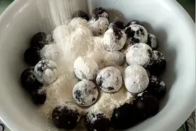 新鲜的葡萄加一碗面粉，不加一滴水，也能做出小零食，还能当主食