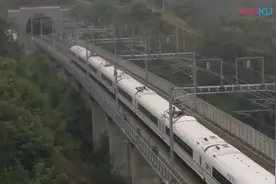 C6423万州北-重庆北通过郑渝高铁梁平段国道视频封面