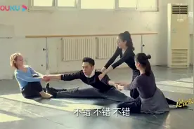 三个美女帮小伙压腿，又疼又上瘾，舍不得离开视频封面