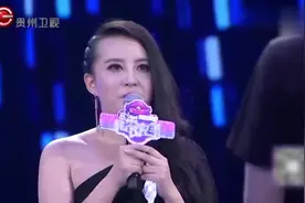 女强人单膝下跪告白，男生心疼扶起：以后不要再给别的男人下跪了