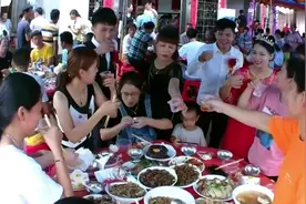 广东一小伙结婚，新娘怀孕肚子好大，新郎结婚就当爹，好幸福呀视频封面