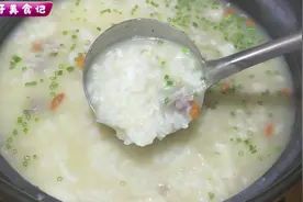 在家做个清淡的百合肉丝粥，粥香肉滑，不油不腻，一碗不够吃