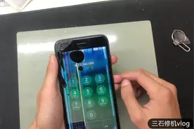 iphone8plus客户屏幕摔碎后，一直没修，结果成这样了视频封面
