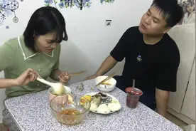 90后夫妻俩的逗逼日常：吃个饭俩人还拌嘴，吵闹的生活才幸福视频封面