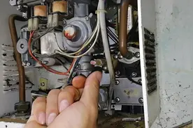 燃气热水器已经开最小档了，为什么还这么热？师傅告诉你几种方法视频封面