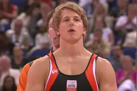 伦敦奥运会男子单杠决赛，“荷兰飞人”佐德兰德斩获金牌