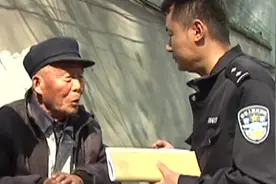 30岁儿子酒后打73岁老父亲，警方：拘留14天！视频封面