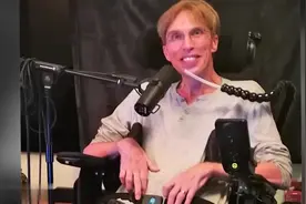 科学狂人患绝症自我改造自称世界首位电子人，靠眼睛控制电脑视频封面