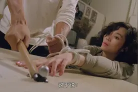 快乐的小鸡：小伙下手真狠，为得知小孩下落，直接拿锤子砸人手指视频封面