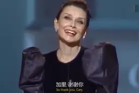 50岁的奥黛丽·赫本优雅演讲，句句让人动容。视频封面