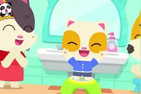 小猫咪在家里玩堆积木的游戏，突然尿急想去上厕所自己独立去