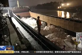上海：走私白糖团伙卸货时警察突然来了，共查获800余吨走私白糖视频封面
