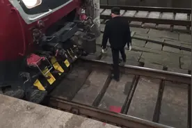 绿皮火车换车头，更换的速度比预计的要快，特别是我们的指挥同志视频封面