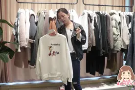 白色卫衣怎么搭配衣服好看？露姐教你一招，绝对特别显年轻视频封面