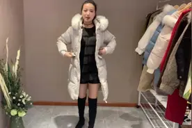 秋冬保暖穿搭，白色长款羽绒服搭上宽松毛衣，保暖舒适不显胖视频封面