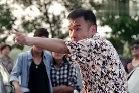 土豪洗车想插队，不料嘎子一出手几下把他制服，周围群众直叫好