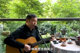 吉他弹唱经典《月亮代表我的心》如此深情，如此好听，满满的回忆视频封面