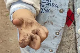 农村2岁萌娃弄得浑身是泥，却受到村里人表扬，小孩子是累不到的视频封面