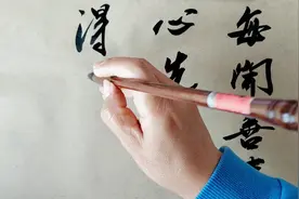 村夫醉墨写对联，上联：每闻善事心先喜；下联有请才子佳人来对答视频封面