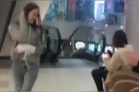 美女只剩一只手还不老实视频封面