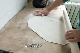 明姐做了一顿东北酸菜面条，做法简单，做好这俩人吃的津津有味视频封面
