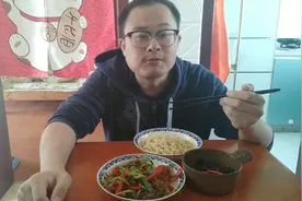 今天做了小炒鸡杂和凉拌木耳，鸡胗我们老家话叫“鸡砖”你们了？视频封面