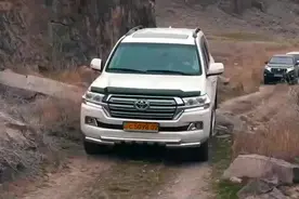 丰田陆巡 丰田红杉 丰田普拉多 雷克萨斯LX570对比测试。视频封面