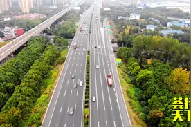实拍沪蓉高速常州互通，8车道车流量依然很大，与京沪高铁并行视频封面
