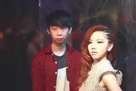 邓紫棋在蜡像馆假扮自己，等别人过来拍照突然“活”了，太搞笑了