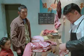 剧情：男子买猪肉一共两毛四，最后只给一毛钱，老板敢怒不敢言