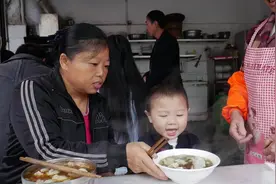 第一次送忠林上幼儿园，早餐还没吃完，差点就迟到了，奔跑吧！