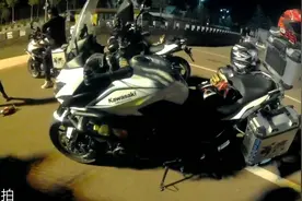 这个小哥太豪 用几十万宝马摩托车练压弯车技 有钱人的世界咱不懂视频封面