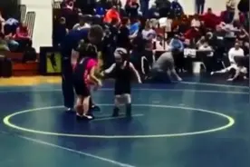 两个国外小女孩的摔跤比赛，场下笑成一片，最难当的是那个裁判视频封面