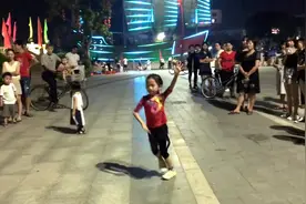 小女孩火了！劲爆《饿狼传说》跳得超级活泼，观众都乐了视频封面