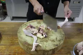 如何剁鸡剁得快？大厨教你正确做法，这样剁鸡块才有大厨风范视频封面