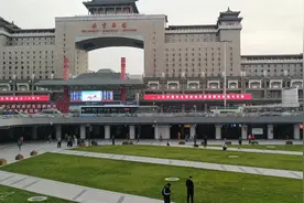 北京西站这个中空设计真是巧夺天工，原来是防止沉降作用。