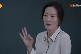 电视剧：学生上课玩手机，老师生气却又无奈，学校不允许没收手机