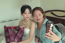 重庆一23岁妹儿出嫁，出嫁前坐在床上自拍，楚楚动人的美视频封面