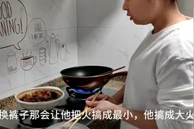 让老公看着炖排骨的火，排骨糊了还不承认，强调只是汁收的好而已