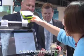 老外第一次用上中国的手机支付 他说：太神奇了！视频封面