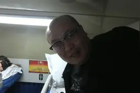临沂小伙亲身体验火车卧铺，竟然还是三层的，躺着都难受