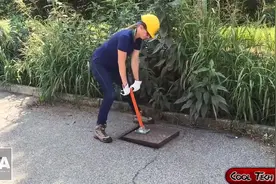 有了这个工具维修下水道，提取沙井盖变成非常容易轻松的事视频封面