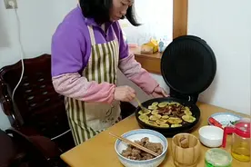 慧姐用超简单的方法，电饼铛烤孜然排骨土豆，滋滋冒油，真好吃视频封面