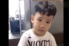 王建博挑食，接下来哥俩的对话让人哭笑不得，王奕博胆肥了！视频封面