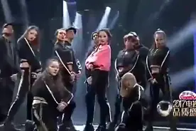李小璐现场演唱一段rap，酷帅惊艳台下人！网友：不愧补过课的人视频封面